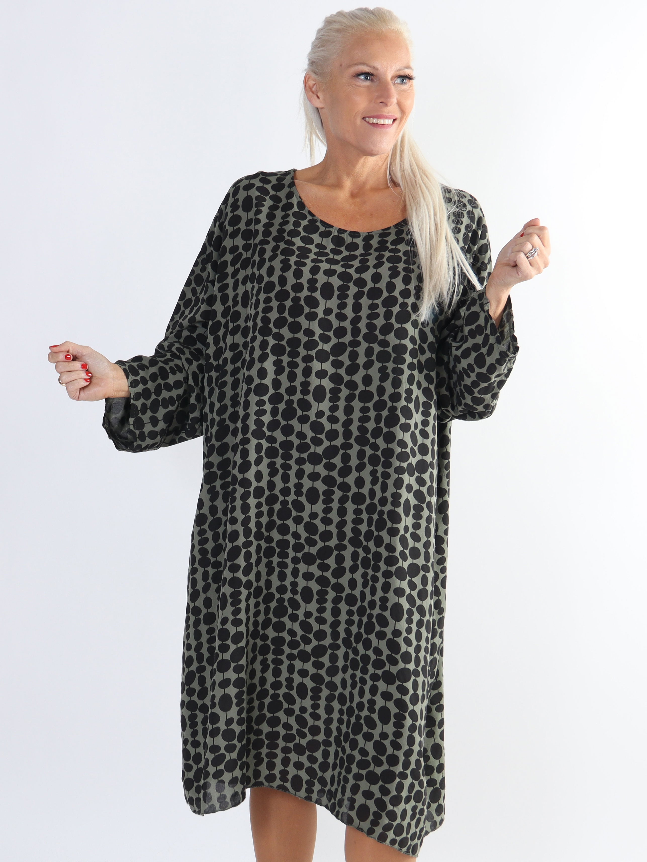 Dido - Sød plus size tunikakjole i viskose med prikker